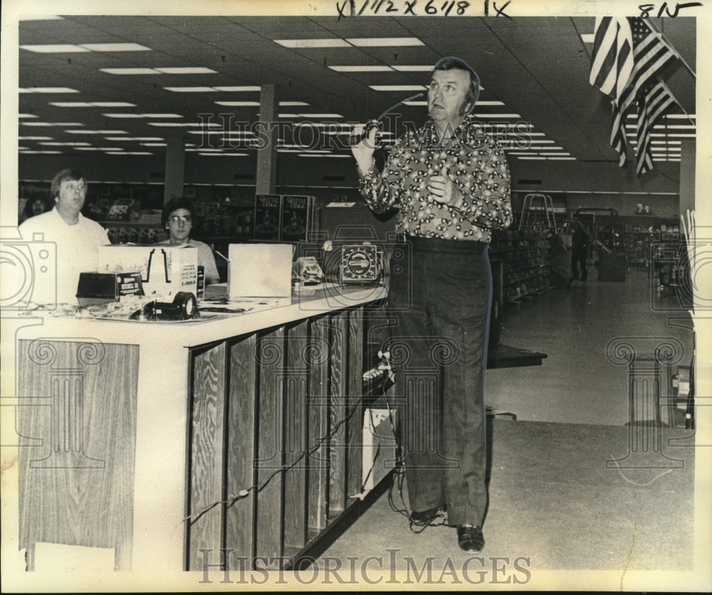 1976 Press Photo Fisherman John Fox Holding a Fishing Rod - noo20061