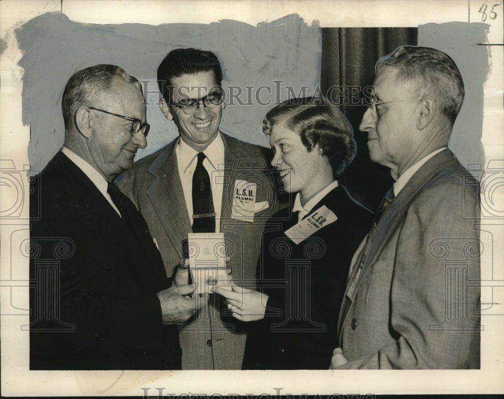 1953 Press Photo Louisiana State University Officers and Graduate At a Meeting
