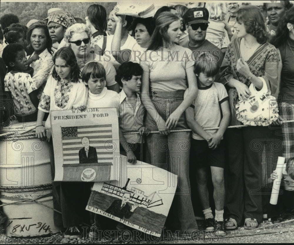 1976 Press Photo Crowds Awaiting Visit of President Gerald Ford In Lutcher- Historic Images