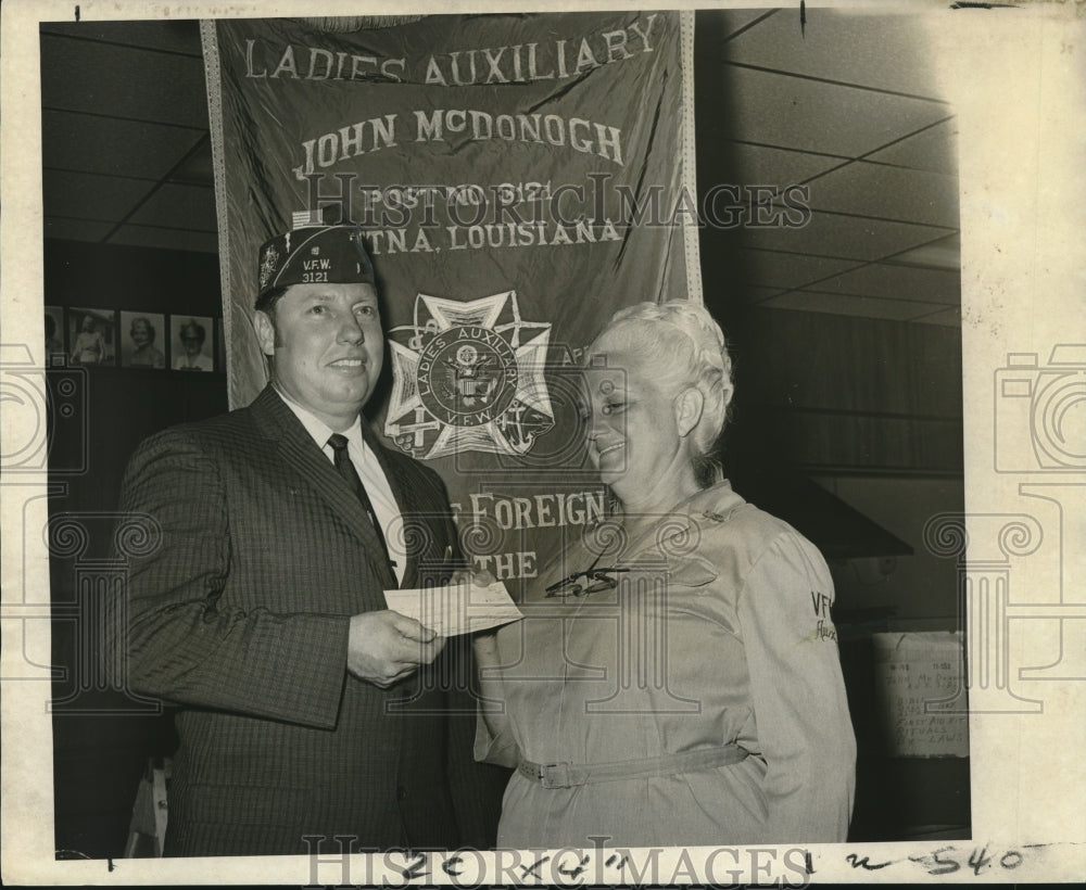 1970 Press Photo VFW Auxiliary Presents Check to VFW Post, Gretna - noo20107