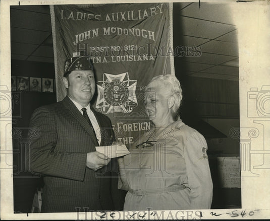 1970 Press Photo VFW Auxiliary Presents Check to VFW Post, Gretna - noo20107