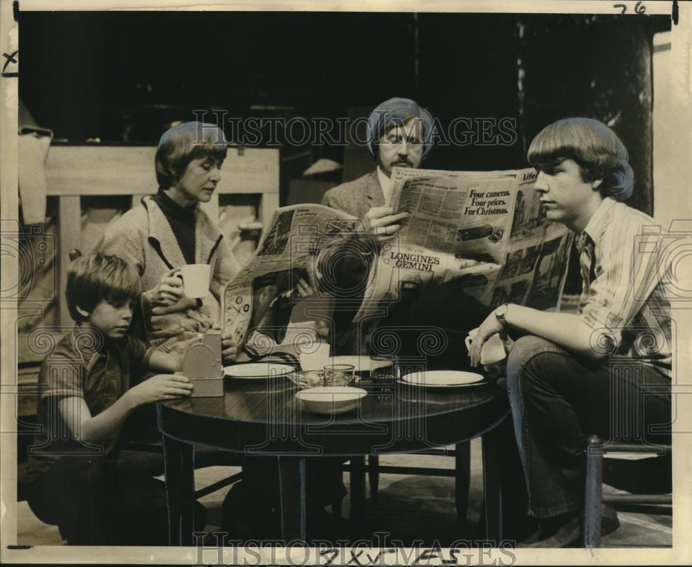 1976 Press Photo Actors Play a Family In the Play &quot;Finishing Touches&quot;- Historic Images