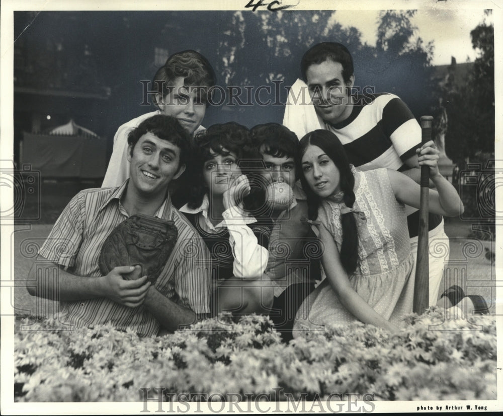 1971 Press Photo Actors In the Musical "You're a Good Man, Charlie Brown"- Historic Images