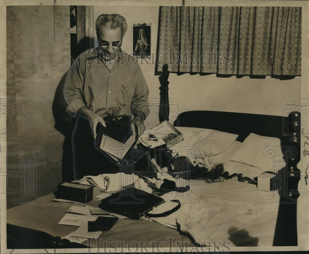 1962 Press Photo Victim of a House Burglary Leo Fradella Going Through Litter- Historic Images