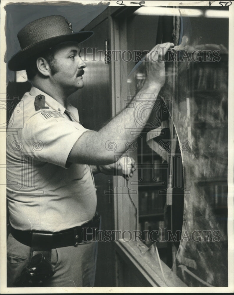 1971 Press Photo Police Deputy Lynn Fountain Searches for Fingerprints, Metairie- Historic Images