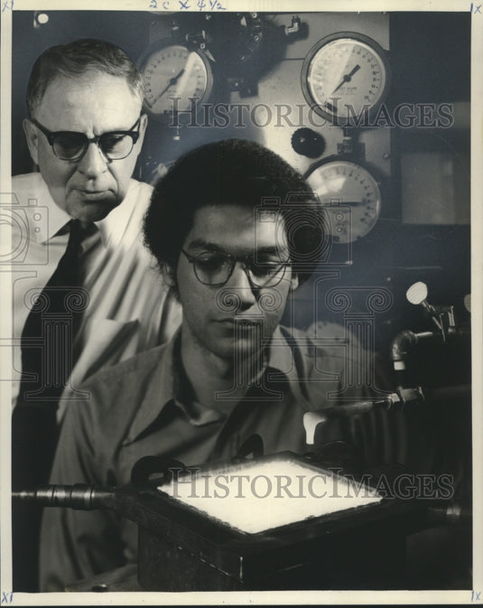 1974 Press Photo General Electric Researchers & Transpiration Burner, New York