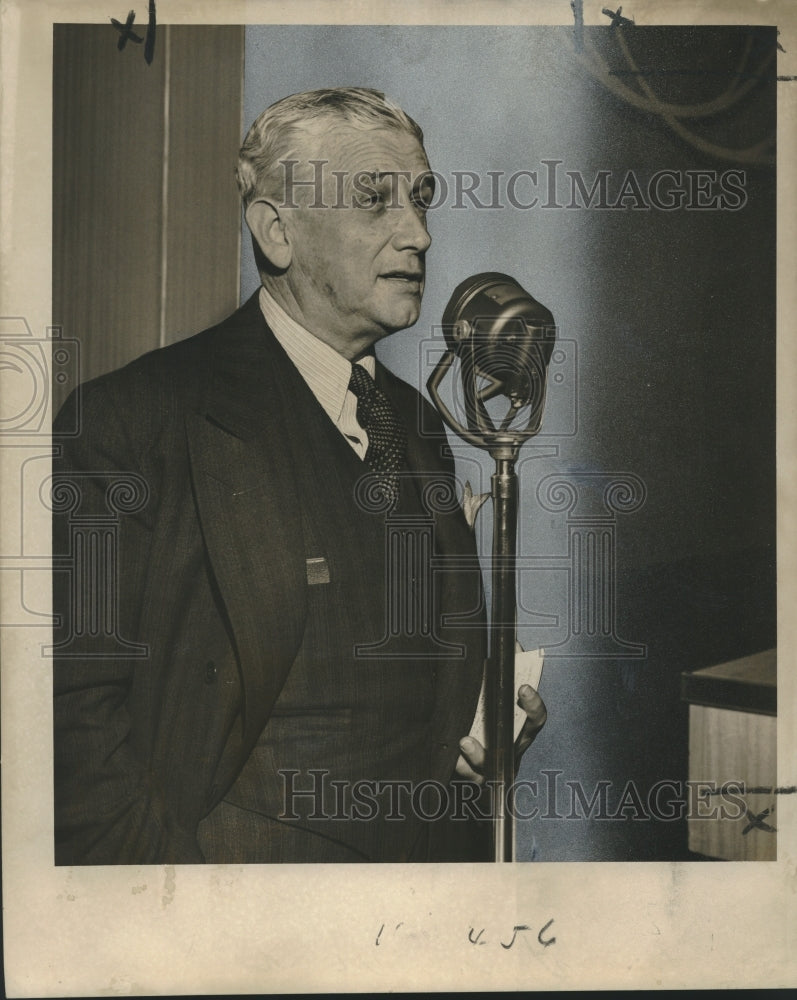 Load image into Gallery viewer, 1953 Press Photo Robert L. Garner Speaking at Microphone - noo20353

