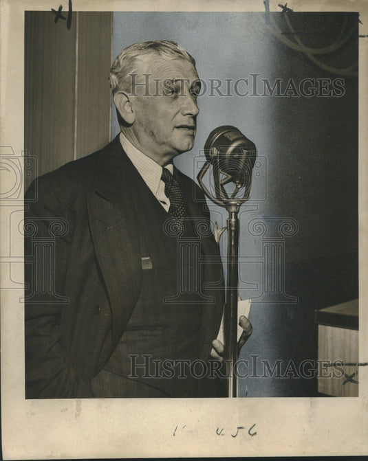 1953 Press Photo Robert L. Garner Speaking at Microphone - noo20353
