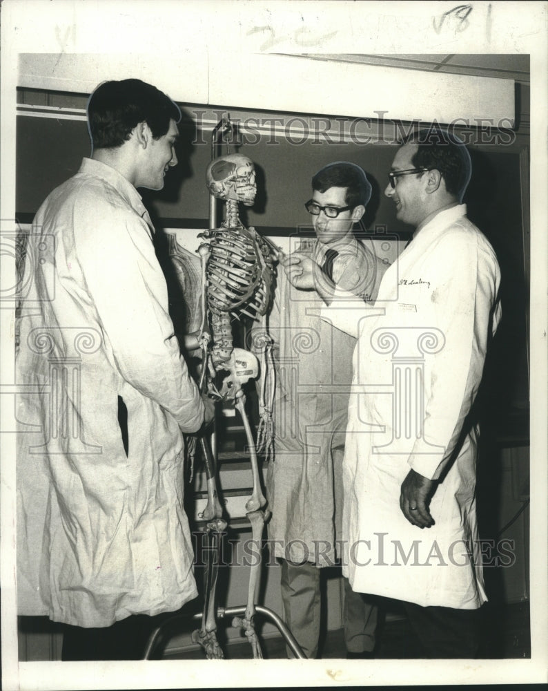 1970 Press Photo LSU School of Medicine Professor, Students with Skeleton- Historic Images