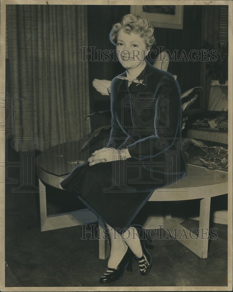 Load image into Gallery viewer, 1955 Press Photo Former Screen Star Janet Gaynor in New Orleans - noo20419
