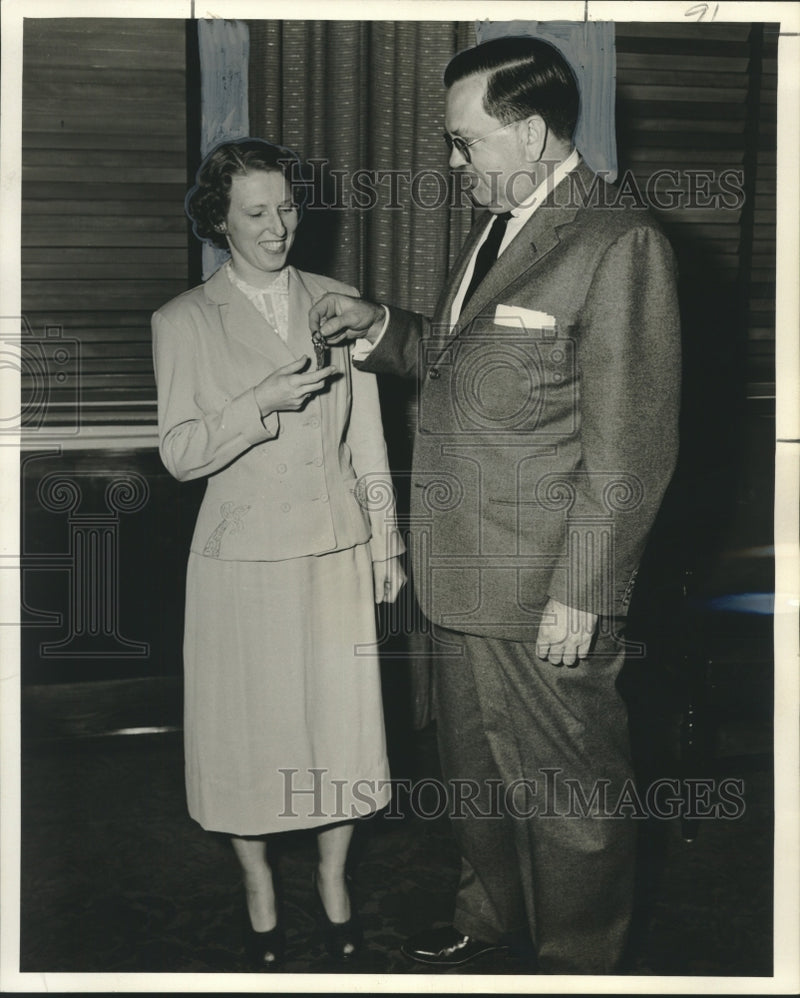 Load image into Gallery viewer, 1954 Press Photo Maison Blanche Contest Winner Gets Keys to New Car, New Orleans

