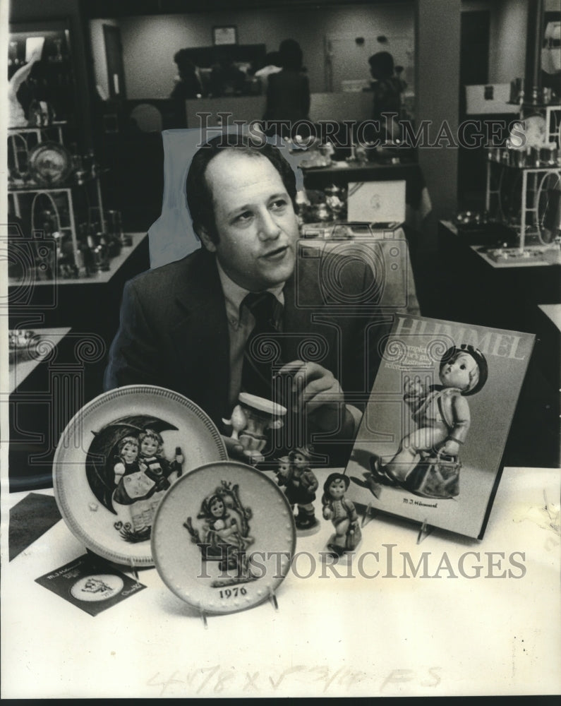 1976 Press Photo Author Eric Ehrmann with Hummel Book at New Orleans Signing- Historic Images