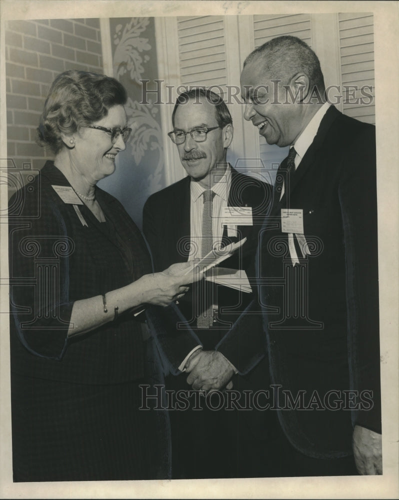 Load image into Gallery viewer, 1967 Press Photo American Library Association Members at New Orleans Meeting
