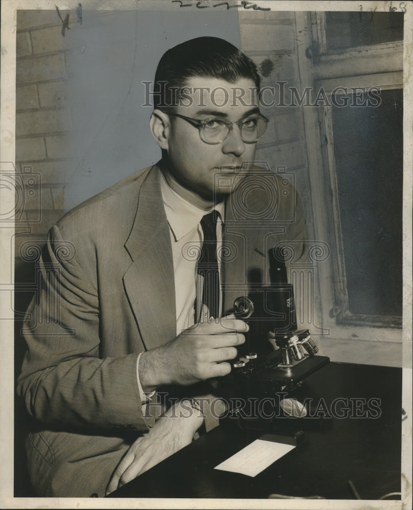 1954 Press Photo Dr. William Gaventa studying tropical medicine at Tulane