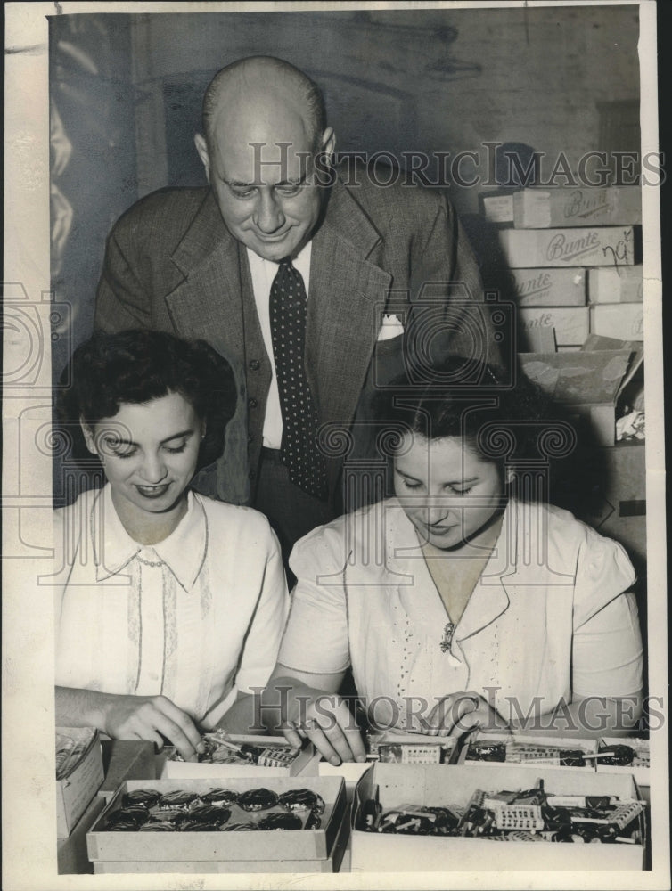 1948 Press Photo New Orleans Candy Club Packs Candy for Orphanage Deliveries