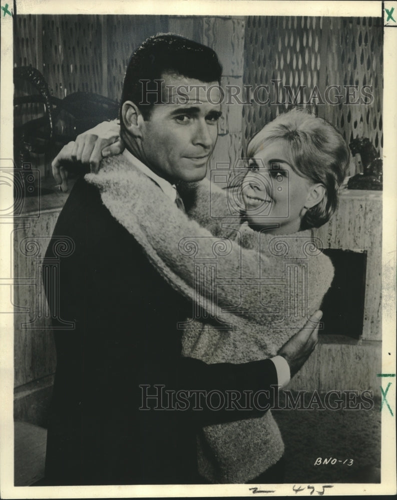 1962 Press Photo Actors James Garner, Kim Novak in &quot;Boys&#39; Night Out&quot;- Historic Images