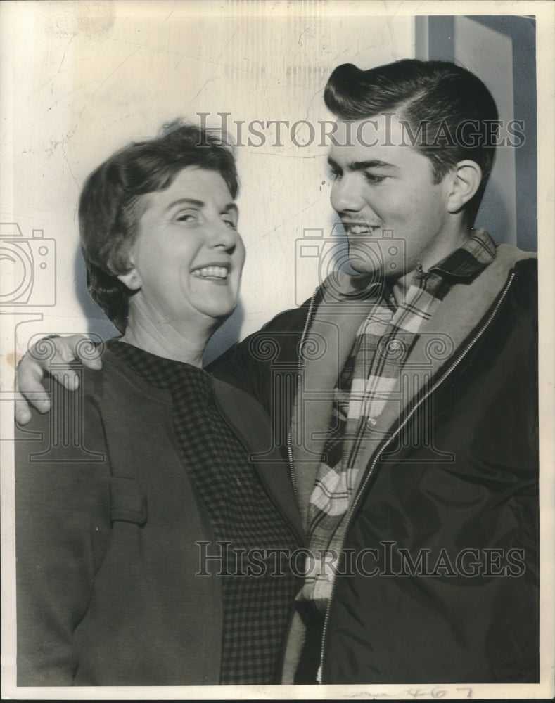 1964 Press Photo Mother &amp; Son Reunion in New Orleans - noo20591