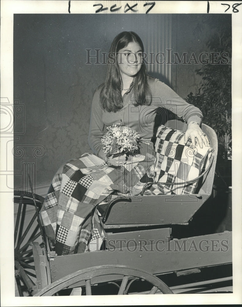 1975 Press Photo Miss Susan Louise Gore in calico carriage, New Orleans