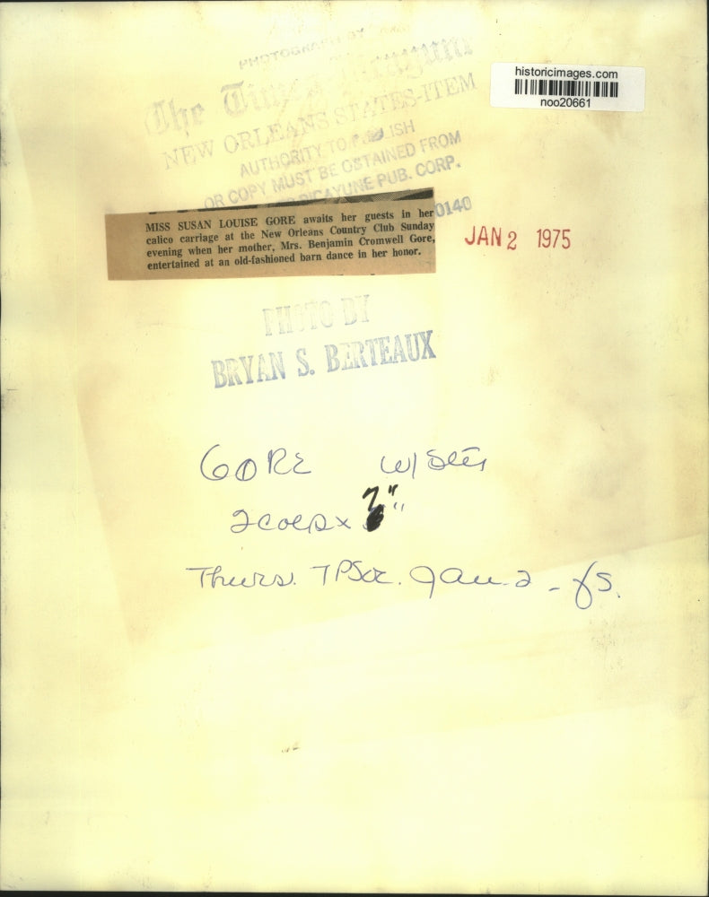 1975 Press Photo Miss Susan Louise Gore in calico carriage, New Orleans