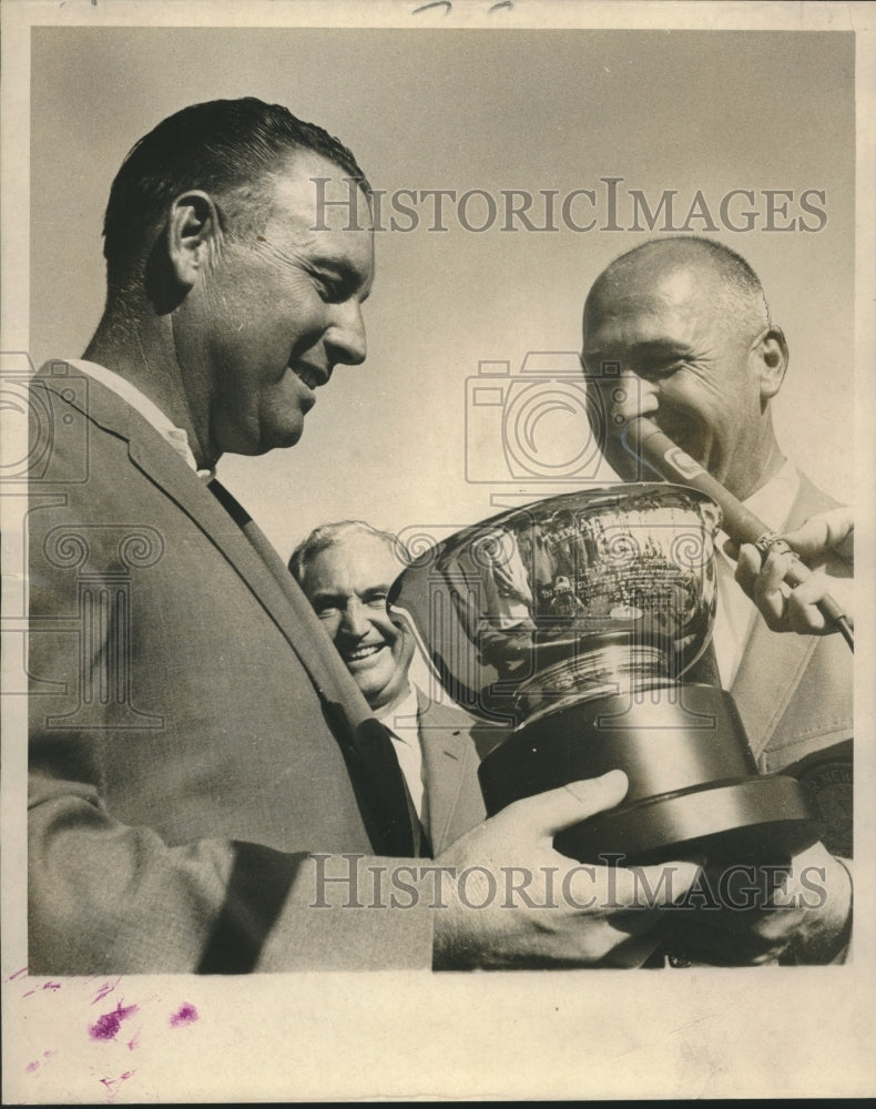 Load image into Gallery viewer, 1967 Press Photo Billy Casper receives the Greater New Orleans Open Gold Cup
