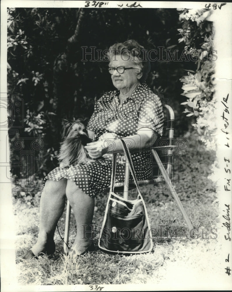 Press Photo Greater New Orleans Open Spectator With Her Dog - noo20694- Historic Images