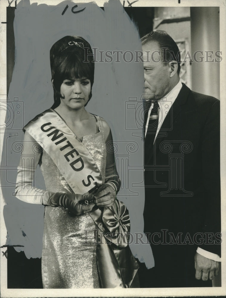 1971 Press Photo Actors Sally Geeson, David Bauer in "Strange Report: - Historic Images