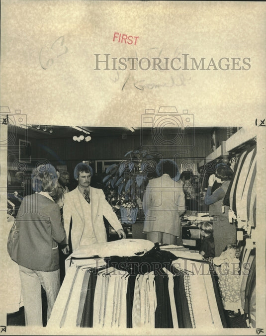 1976 Press Photo Crowd At the Gemelli's Mens' Wear Store - noo20786- Historic Images