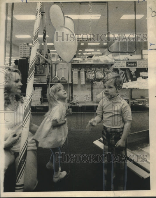 1972 Press Photo Sheri & John Sable, Mom in Sears Toy Section with Balloon- Historic Images