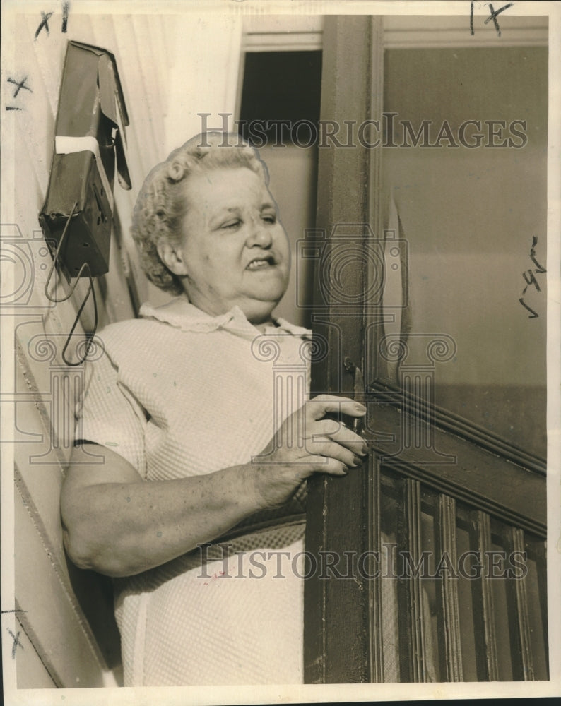 Load image into Gallery viewer, 1959 Press Photo Mrs. Betty Gardner Shows Screen Burglar Cut, New Orleans
