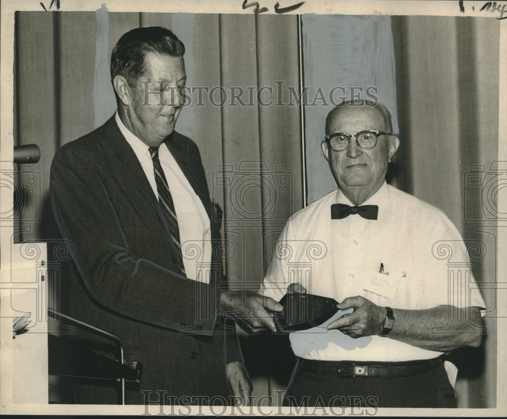 1962 Press Photo Meridian, Mississippi Housing Director Gets Plaque on Birthday