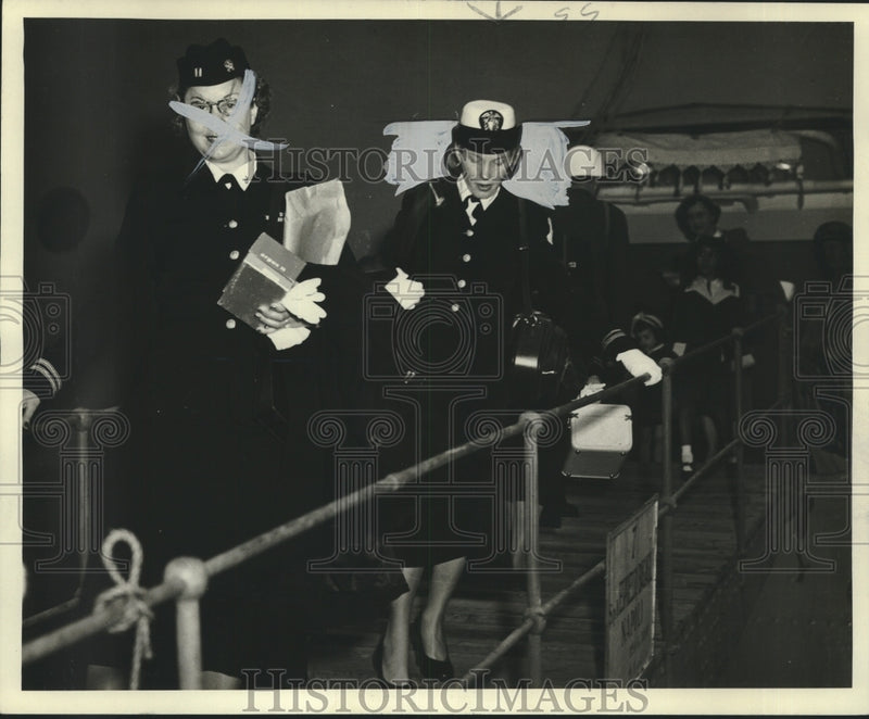 Load image into Gallery viewer, 1953 Press Photo New Orleans Navy Nurse &amp; Mom Arrives in Naples, Italy
