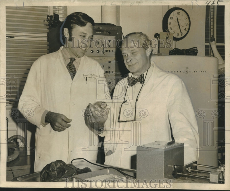 Load image into Gallery viewer, 1973 Press Photo Drs. Lars-Erik Gelin, Martin Litwin discuss surgical method, LA
