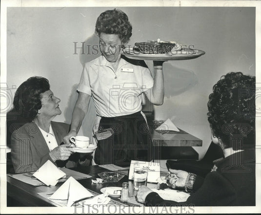 1974 Press Photo New Orleans Waitress Anne Genbauer- Historic Images