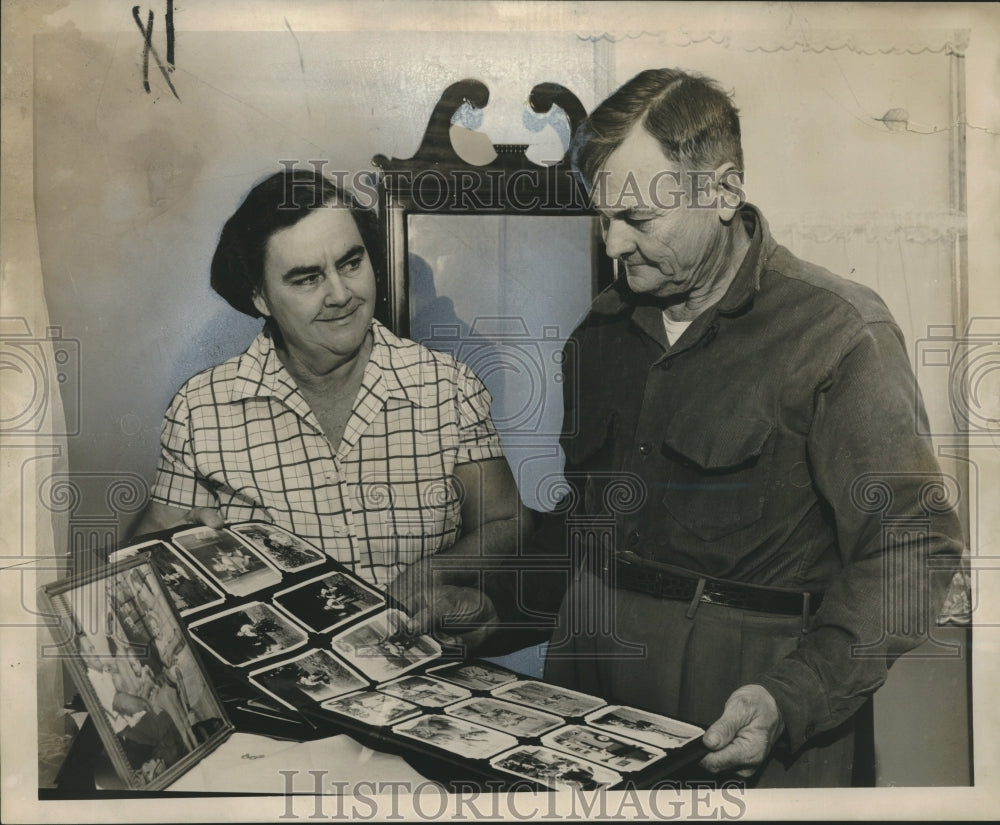 1956 Press Photo Mr. &amp; Mrs. Philip H. Geissler with Album of Foster Children