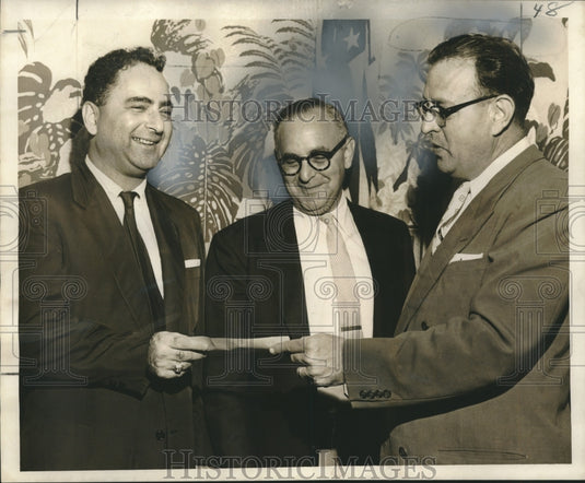 1958 Press Photo B'nai B'rith District 7 Accepts Donation for Philanthropic Fund