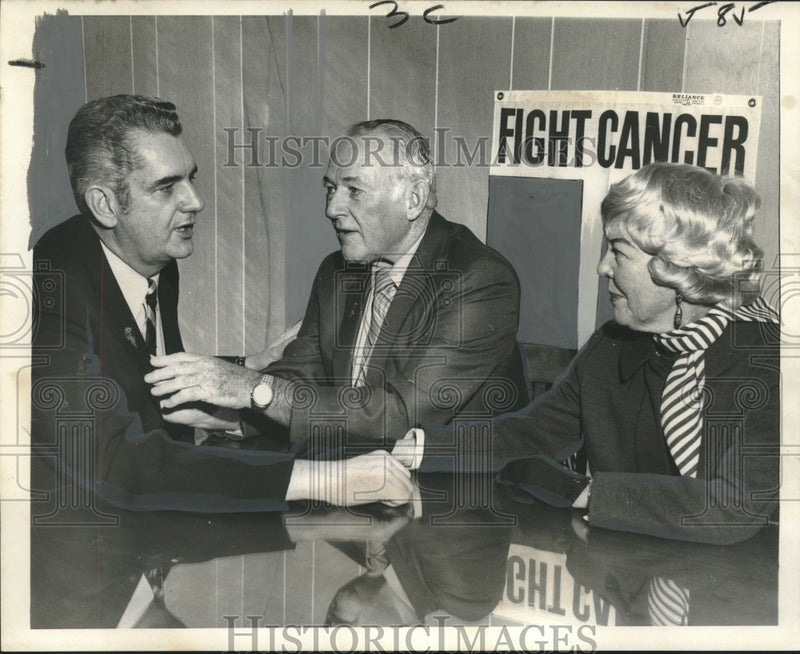 Load image into Gallery viewer, 1970 Press Photo Actor William Gargan, Wife &amp; American Cancer Society Official
