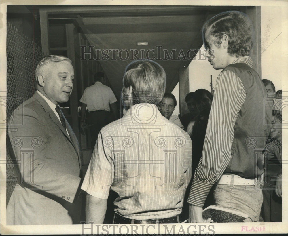 1971 Press Photo Principal Harry Garland, East Jefferson High, Talks to Students- Historic Images