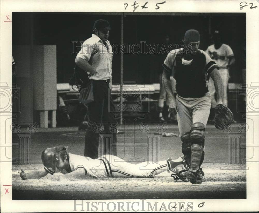 1977 Press Photo Pelicans Versus Aeros Baseball Game Action in New Orleans- Historic Images