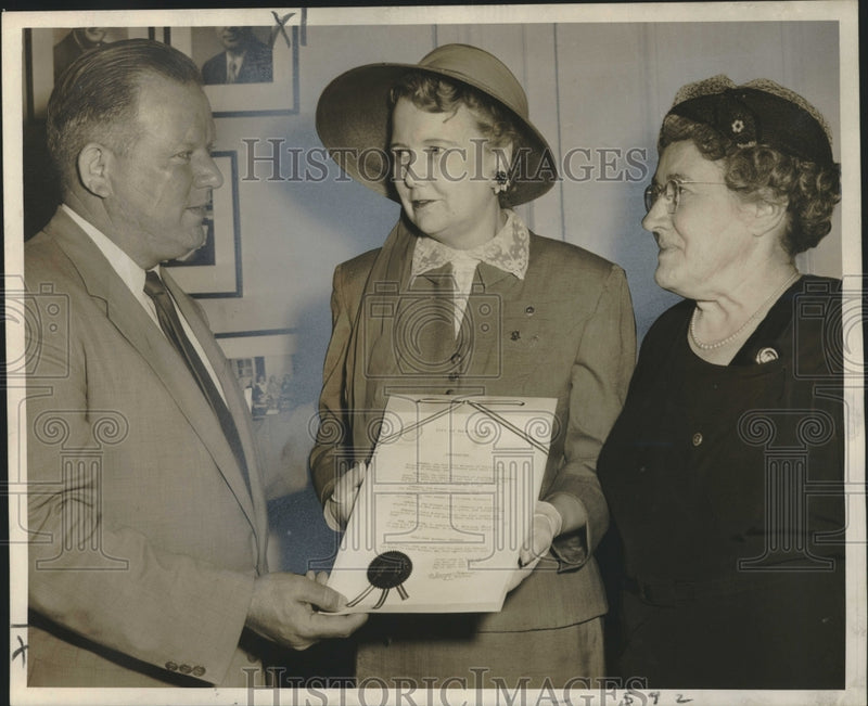 Load image into Gallery viewer, 1955 Press Photo Mrs. Conrad Graff, Mrs. Joseph Wrenn, and Mayor Chep Morrison
