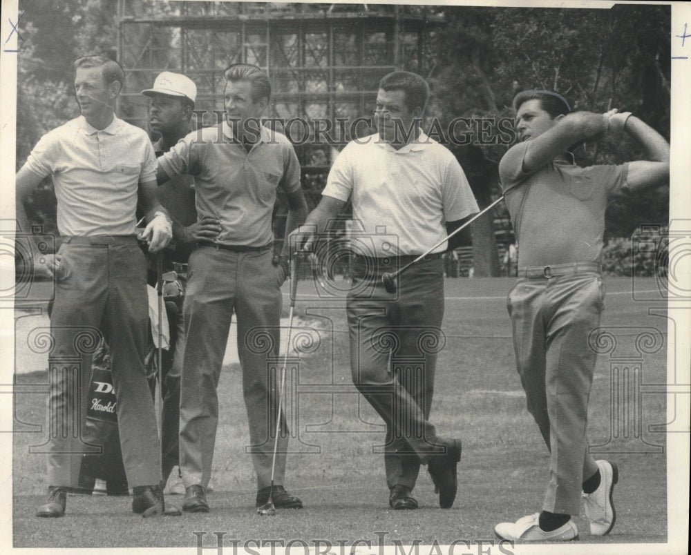 1968 Press Photo Greater New Orleans Open Golf Tournament Players Practice- Historic Images