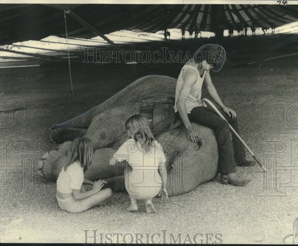 1975 Press Photo Great London Circus&#39; Elephant Sue Takes a Break- Historic Images