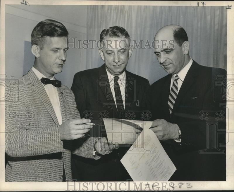 Load image into Gallery viewer, 1959 Press Photo United Fund Executive Discusses Plans with Staff, New Orleans
