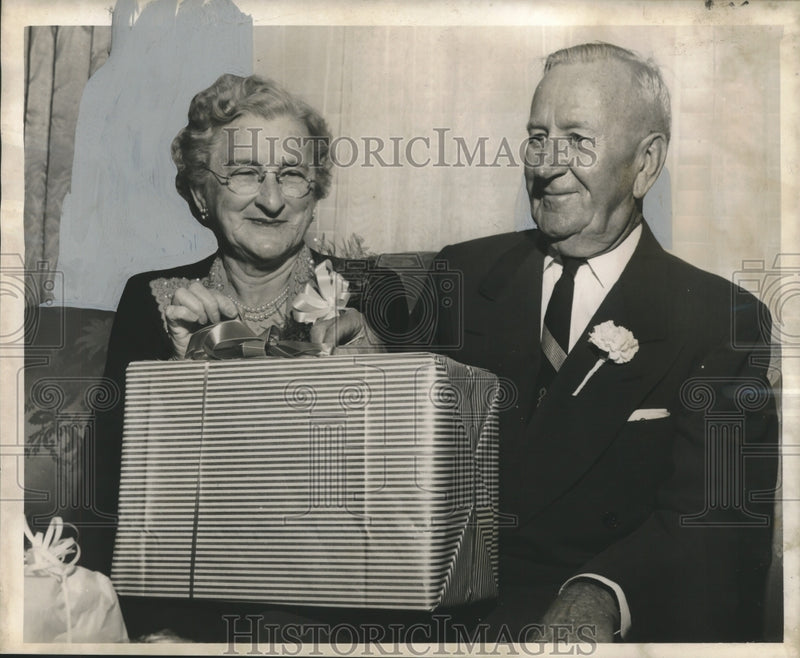 Load image into Gallery viewer, 1956 Press Photo Mr. and Mrs. W.G. Gray Celebrating Their Wedding Anniversary
