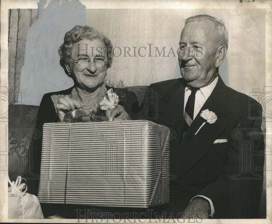 1956 Press Photo Mr. and Mrs. W.G. Gray Celebrating Their Wedding Anniversary