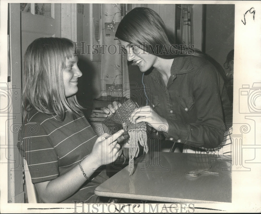 1970 Press Photo Camper Learns a Craft with Counselor- Historic Images