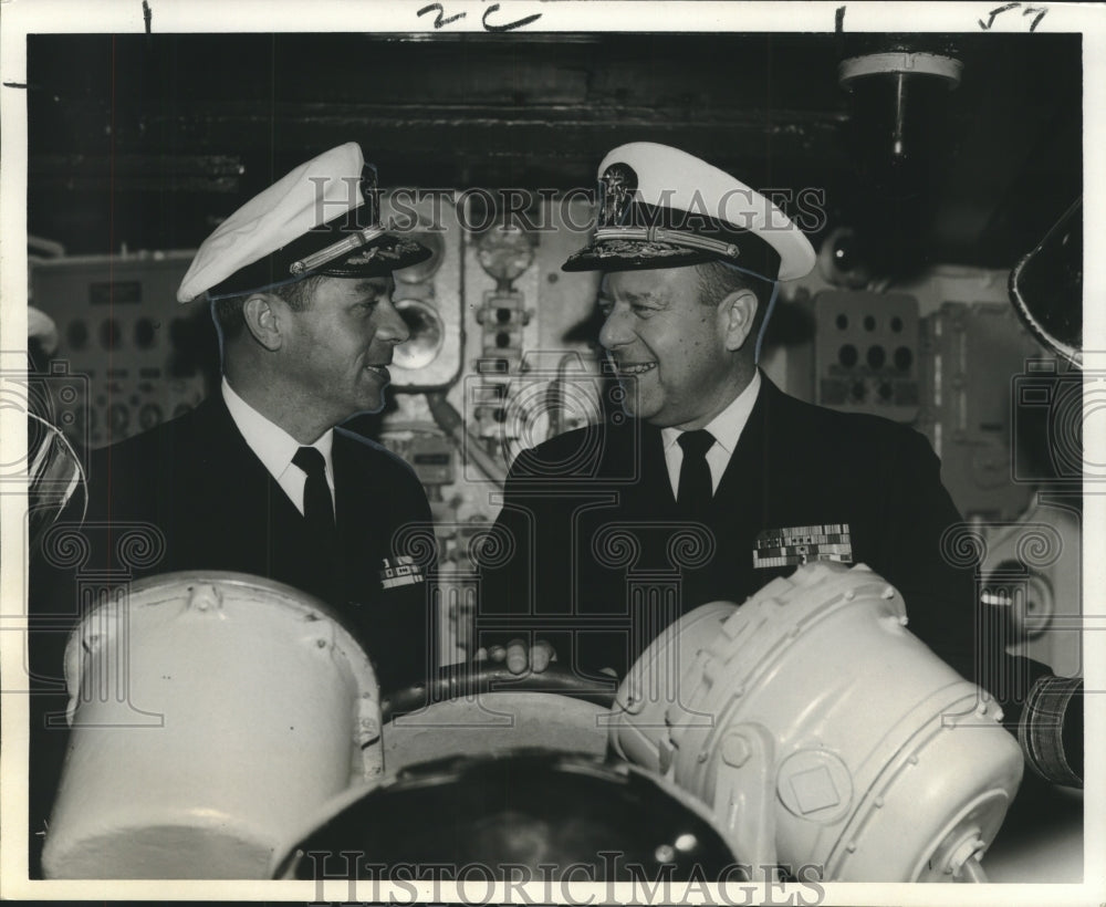 1969 Press Photo Navy Commanders in USS Hyman Pilot House, New Orleans- Historic Images