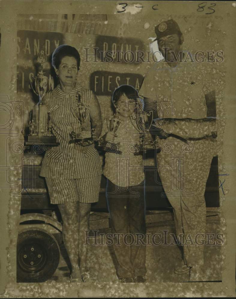 1971 Press Photo Sandy Point Fishing Fiesta Winners With Their Trophies- Historic Images