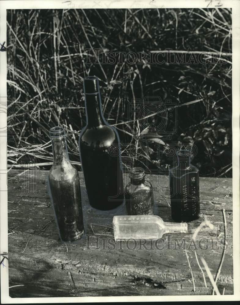 1974 Press Photo Mississippi - Bottles Recovered at Orange Grove Plantation