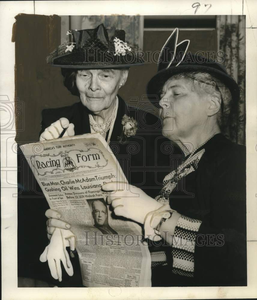 1952 Press Photo Editors Victoria & Mary Gittins Edit Racing Book in New Orleans- Historic Images