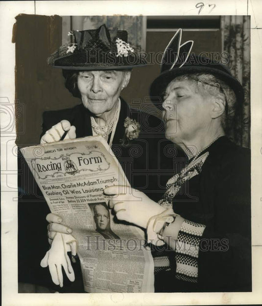1952 Press Photo Editors Victoria & Mary Gittins Edit Racing Book in New Orleans- Historic Images